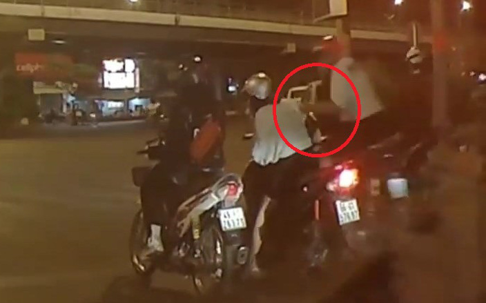  Tạm giữ thanh niên vào quán ăn giật giỏ xách của khách nữ - Ảnh 2.