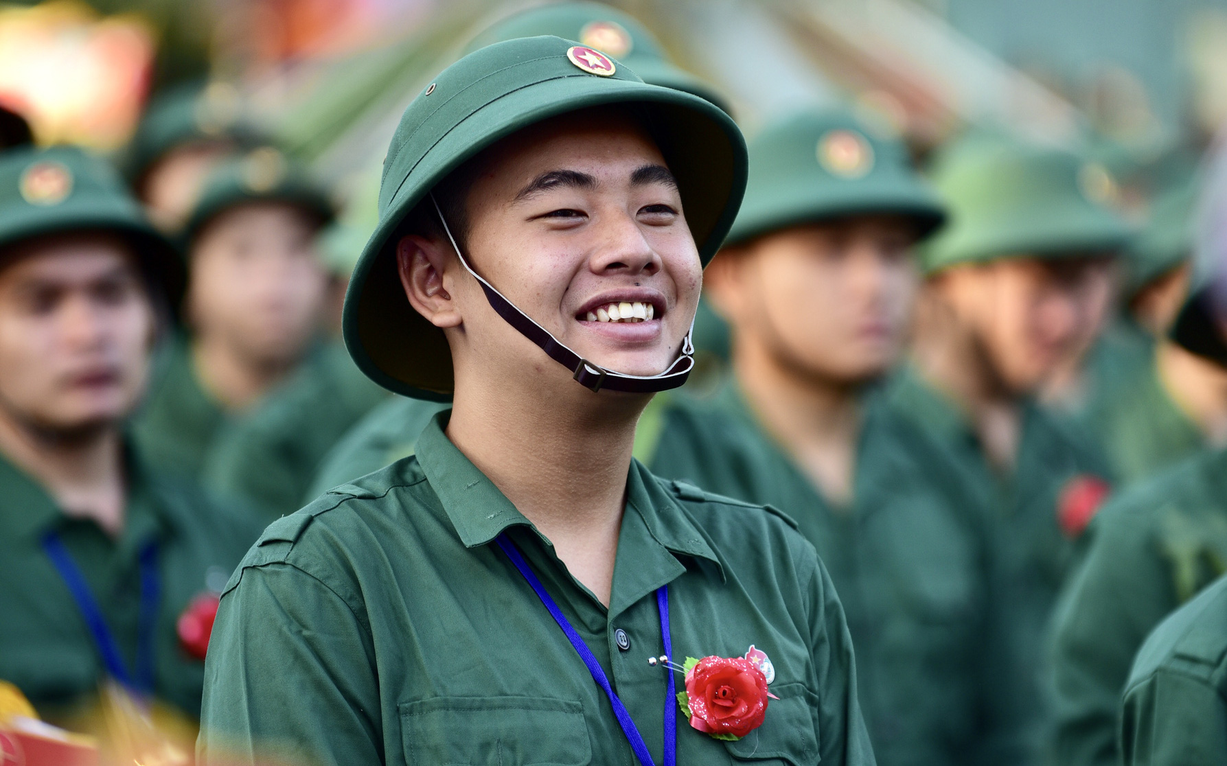 Tân binh hồ hởi trong ngày hội tòng quân quận 1- Ảnh 10. Hơn 4.000 thanh niên TP.HCM lên đường tòng quân