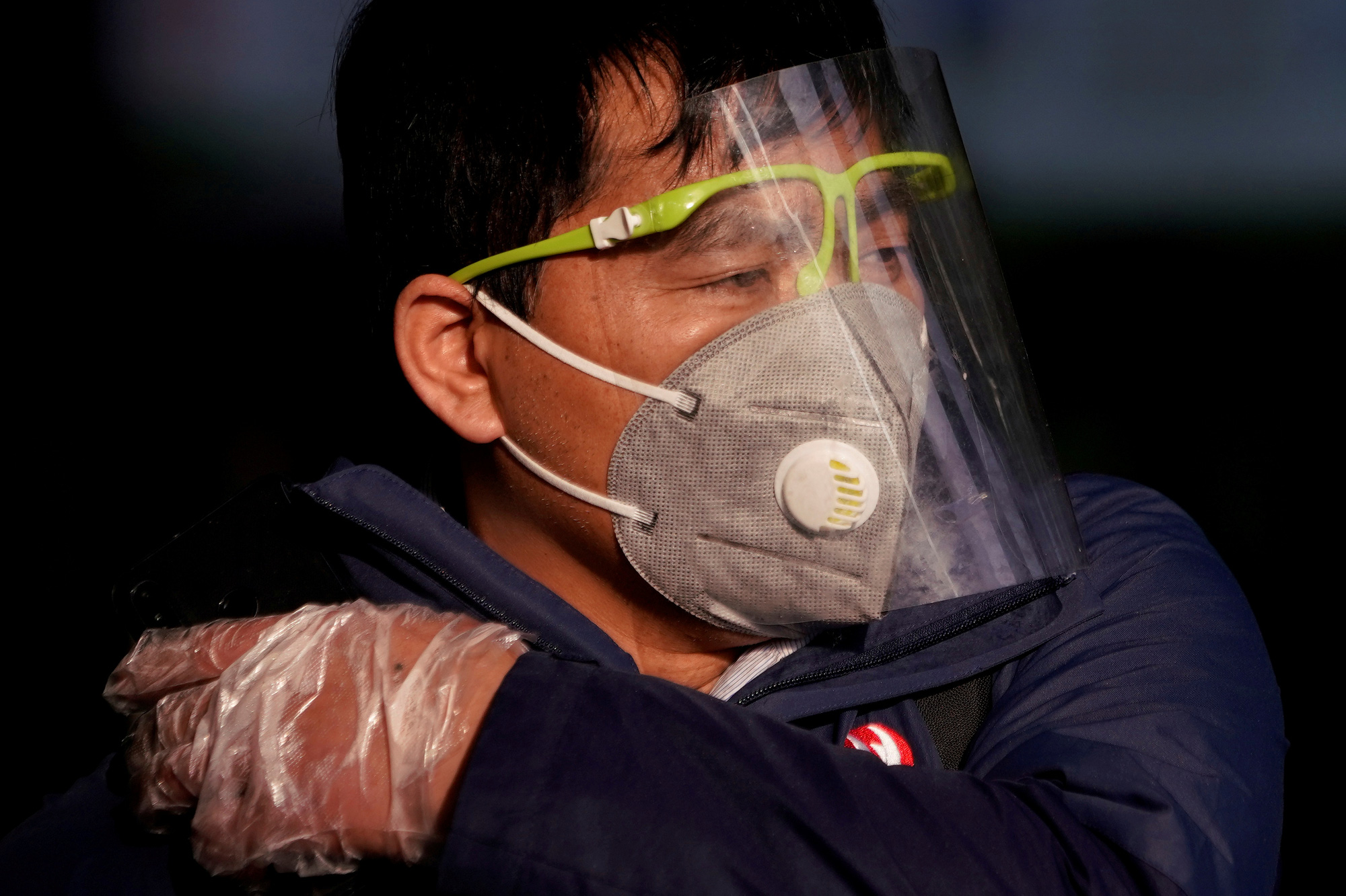 Глупые маски. Маска против коронавируса. Человек в пластиковой маске. Китайцы в масках.