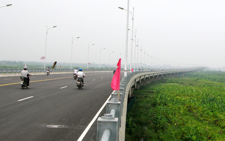 Khe co giãn cao tốc quốc lộ 45 - Nghi Sơn bị bung, ô tô nổ lốp - Ảnh 3.