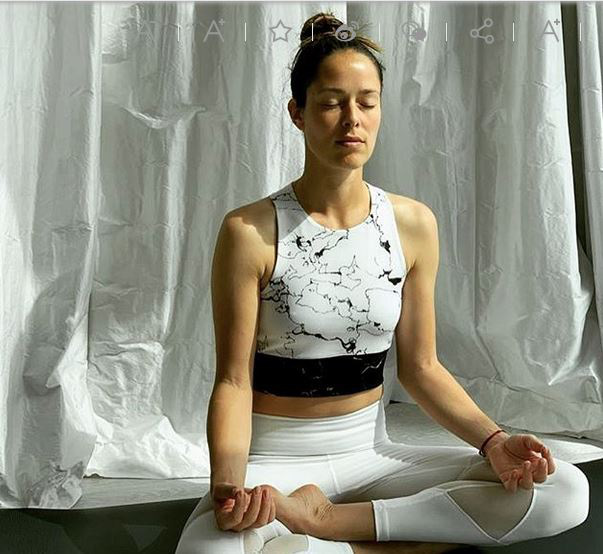 Cựu hoa hậu quần vợt kêu gọi mọi người tránh COVID-19 bằng cách ở nhà... ngồi thiền - Ảnh 1. Cựu hoa hậu quần vợt kêu gọi mọi người tránh COVID-19 bằng cách ở nhà... ngồi thiền - Ảnh 1.