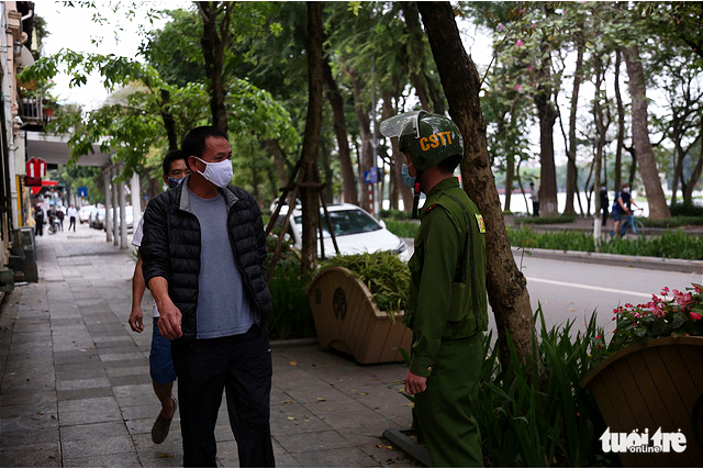 Công an nhắc nhở người ra đường không có lý do cần thiết, xử phạt từ ngày mai - Ảnh 2.