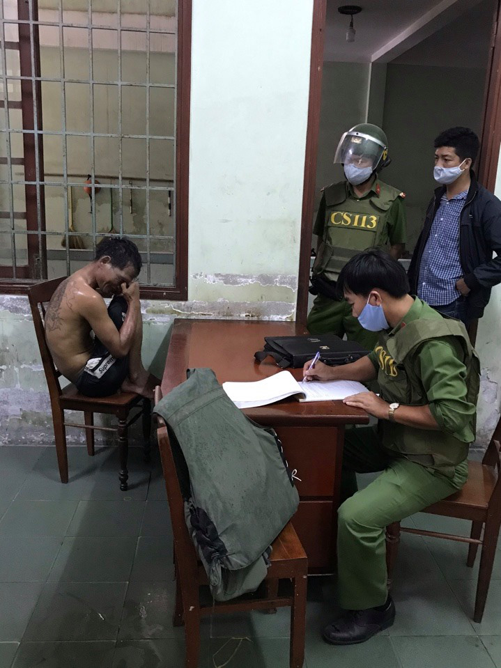 Người đàn ông nghiện ma túy tẩm xăng đập phá, đòi đốt bệnh viện - Ảnh 1. Người đàn ông nghiện ma túy tẩm xăng đập phá, đòi đốt bệnh viện - Ảnh 1.