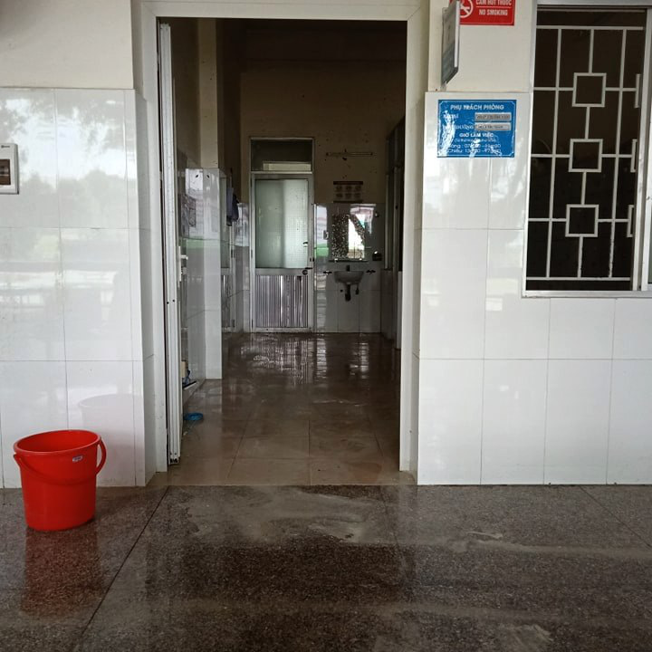Người đàn ông nghiện ma túy tẩm xăng đập phá, đòi đốt bệnh viện - Ảnh 2. Người đàn ông nghiện ma túy tẩm xăng đập phá, đòi đốt bệnh viện - Ảnh 2.