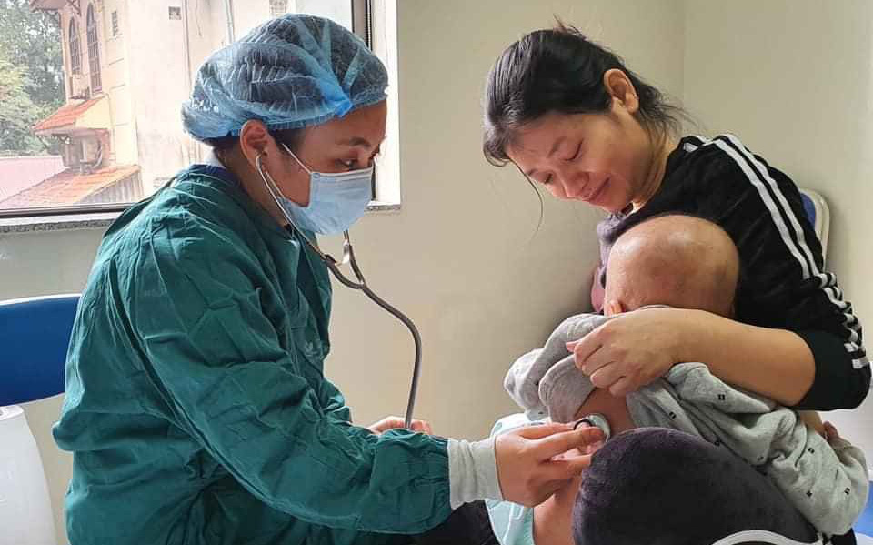 Lần đầu tiên ghép tủy đồng loại thành công trên bệnh nhi tan máu bẩm sinh ở miền Trung - Ảnh 2.