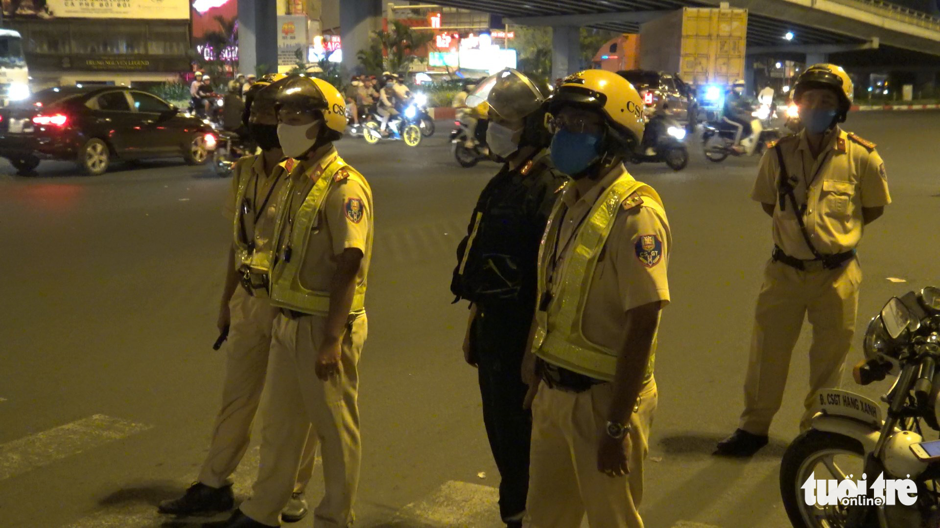 Chốt CSGT ngã 4 Hàng Xanh chặn, đo nồng độ cồn, phạt một loạt trường ...