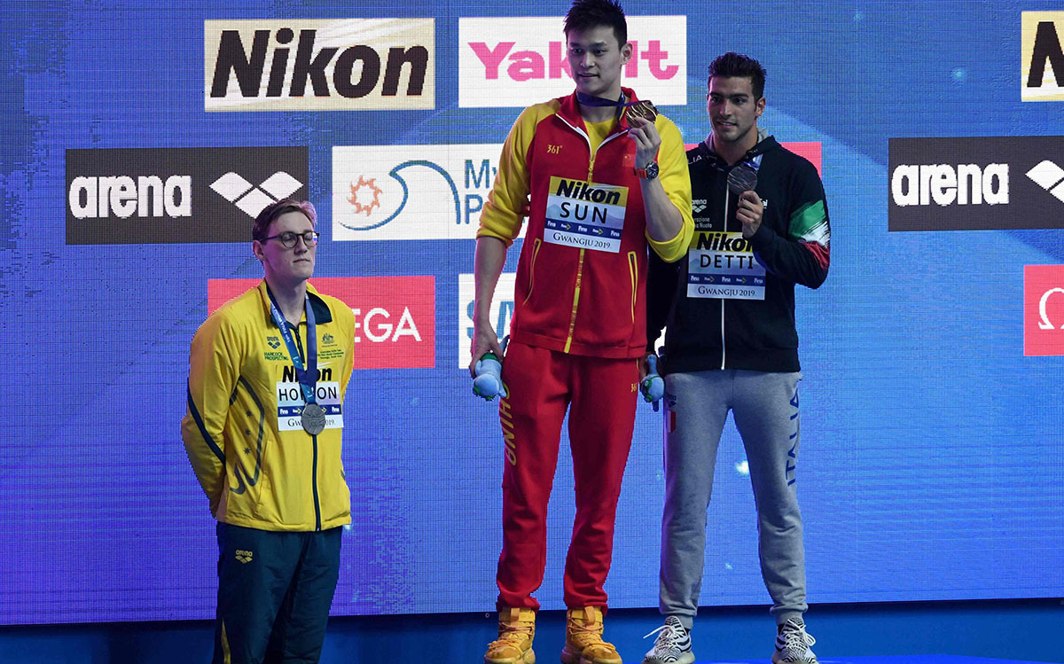 Bơi lội Olympic: Tranh cãi vì doping của các kình ngư Trung Quốc- Ảnh 2. Kình ngư Sun Yang bị chính CĐV Trung Quốc chỉ trích vì phá mẫu thử doping