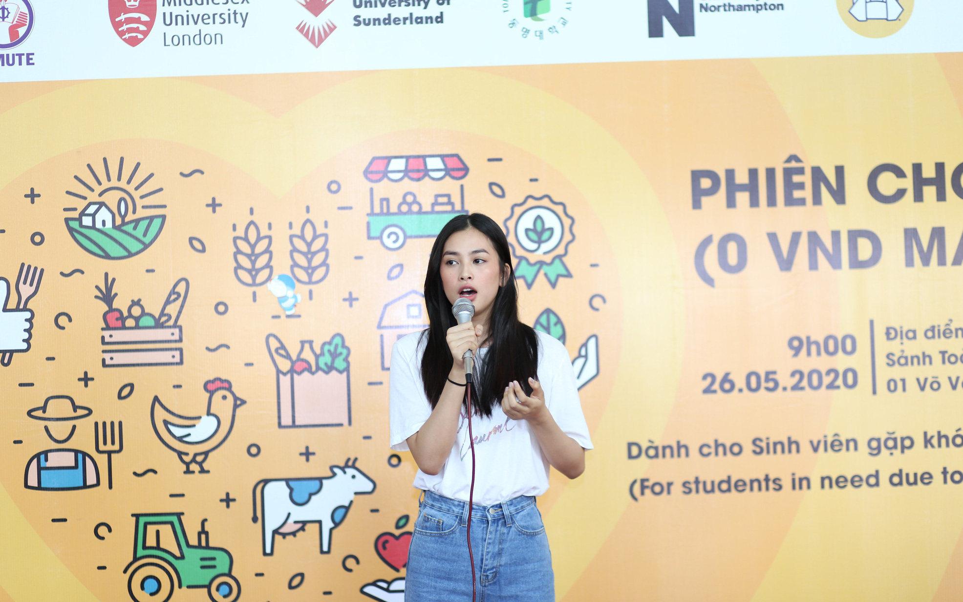 Hoa hậu Trần Tiểu Vy tham gia “phiên chợ 0 đồng” giúp sinh viên khó khăn