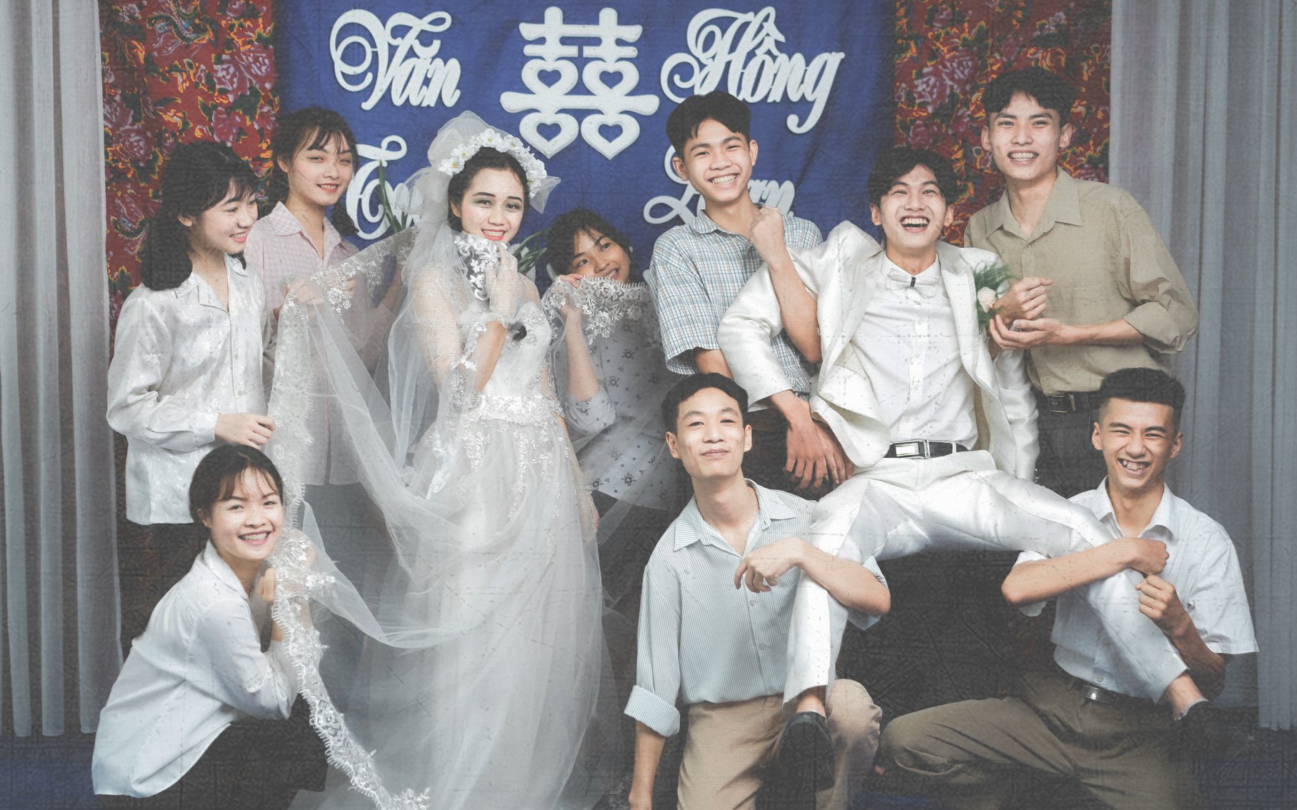 Cô dâu chú rể chụp ảnh cưới trong chợ, lựa cá, mua rau- Ảnh 8. Chia sẻ rầm rộ bộ ảnh cưới lấy ý tưởng "năm 1900 hồi đó"