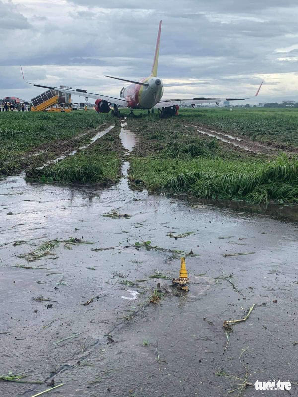 Máy bay hạ cánh trượt khỏi đường băng Tân Sơn Nhất, Vietjet nói do mưa gió lớn - Ảnh 7.