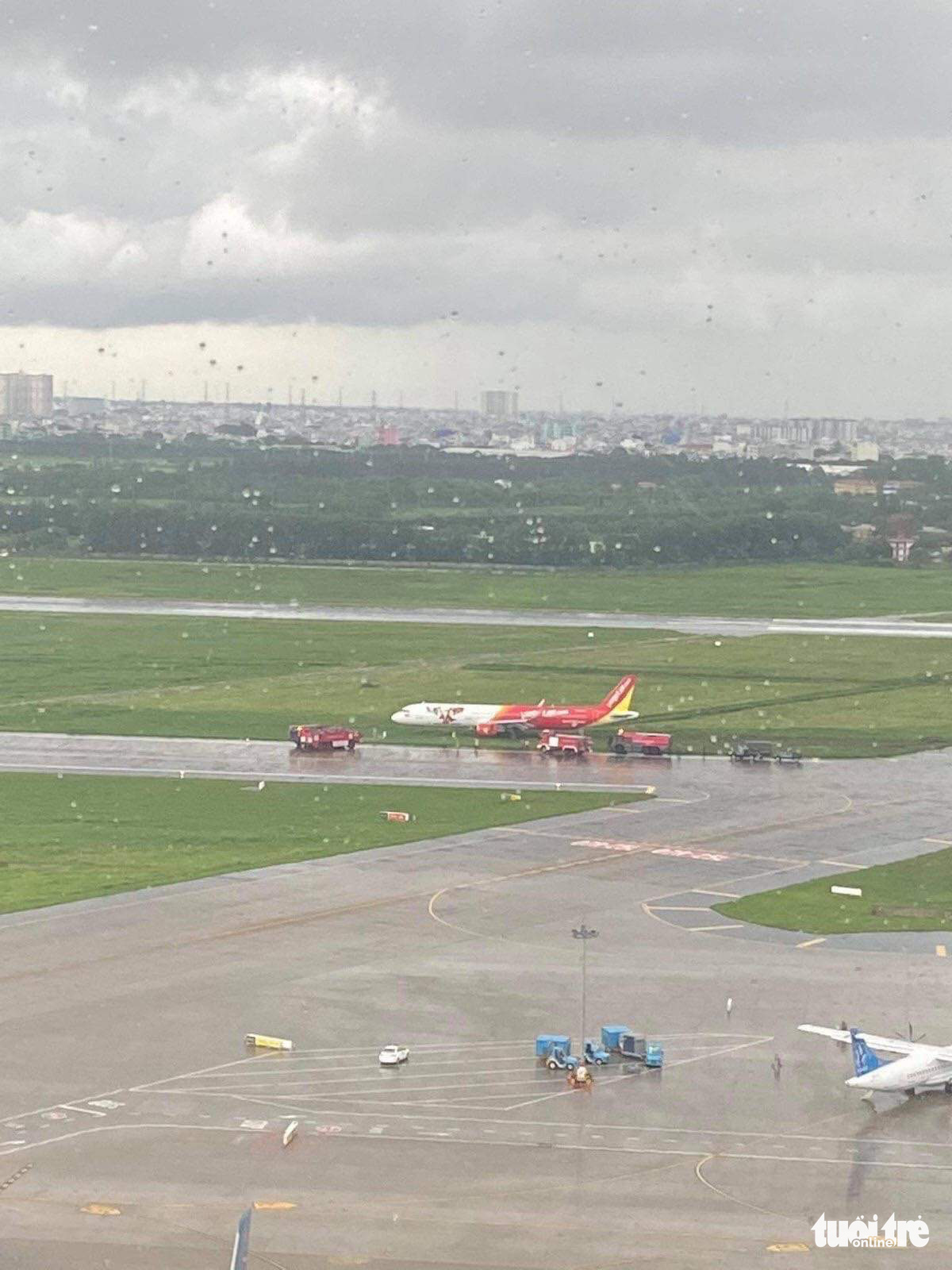 Máy bay hạ cánh trượt khỏi đường băng Tân Sơn Nhất, Vietjet nói do mưa gió lớn - Ảnh 6.