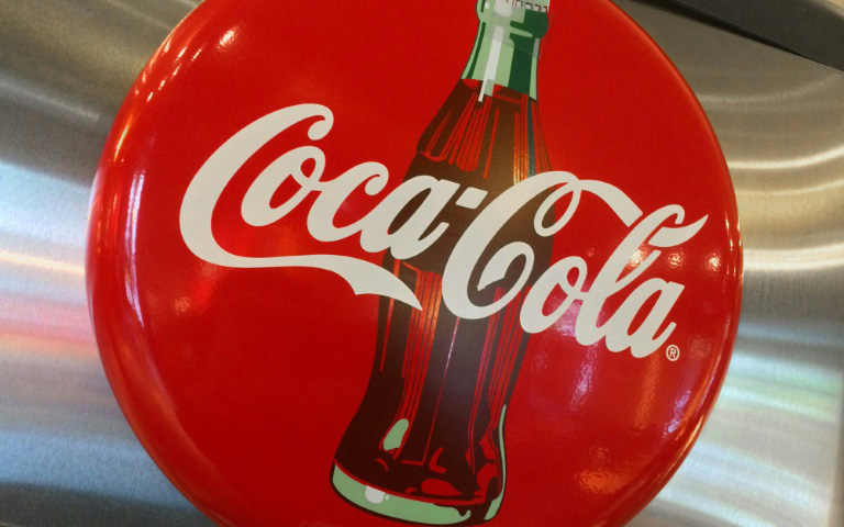Vì sao Coca-Cola tạm ngừng quảng cáo trên mạng xã hội?