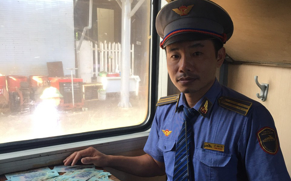 Vợ chồng lao công lần nào nhặt ví du khách đánh rơi cũng gửi trả- Ảnh 4. Tổ tàu SE22 gửi 100 triệu tới ga Quảng Ngãi để trả cho khách bỏ quên