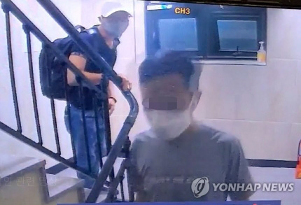 3 người Việt đu dây trốn khỏi khu cách ly ở Hàn Quốc đã bị bắt lại - Ảnh 1.