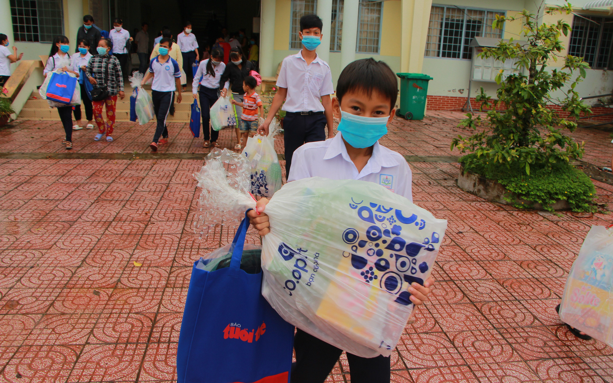 Học sinh Vĩnh Long nhận học bổng ‘Ủng hộ nông sản Việt’