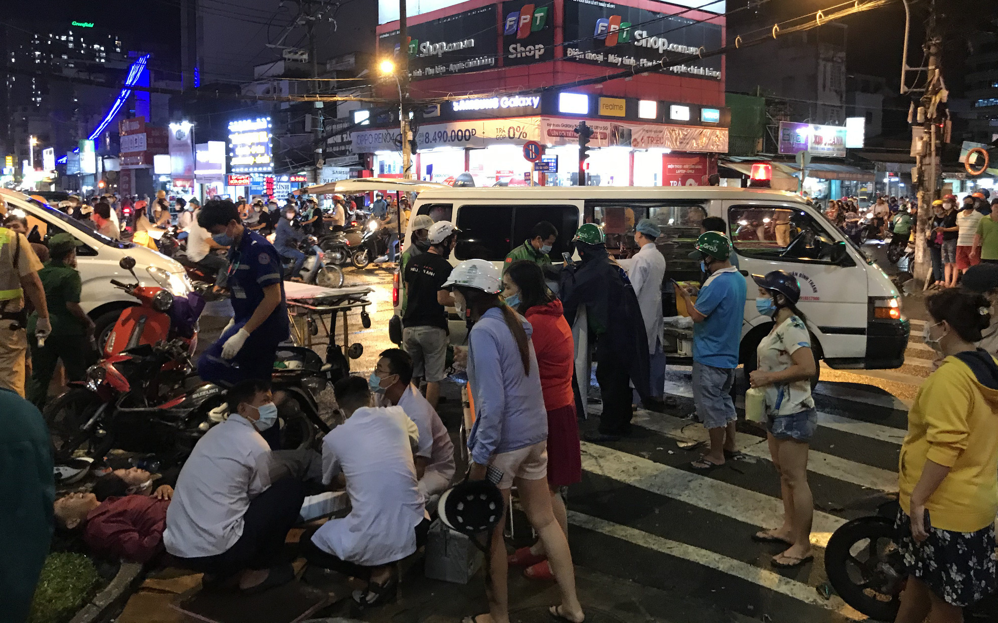 Chính phủ Nhật yêu cầu ô tô mới phải có công nghệ chống đạp nhầm chân ga- Ảnh 3. Nữ tài xế húc hàng loạt xe máy 10 người bị thương khai đạp nhầm chân ga