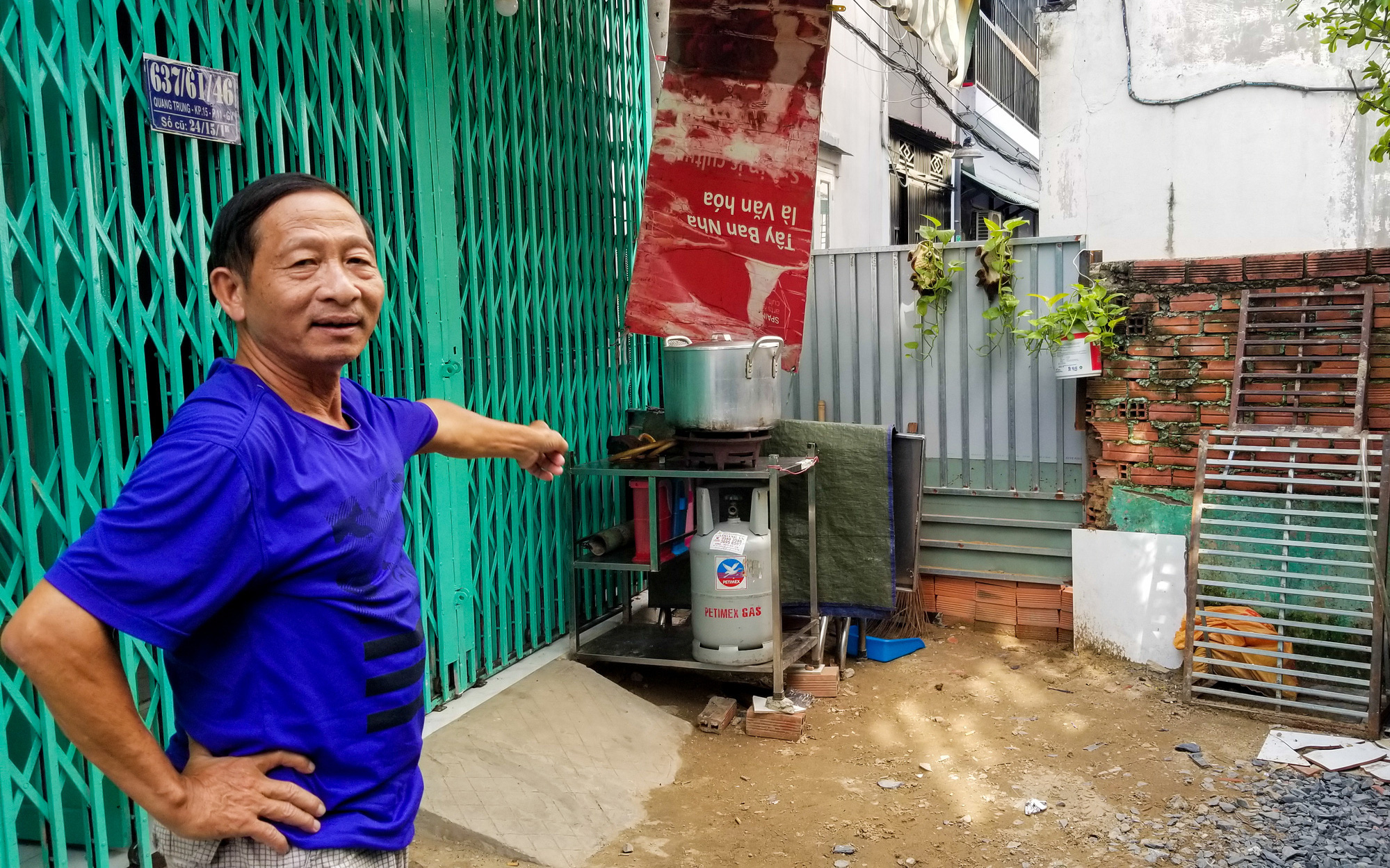 Khu dân cư bị bít lối, 300 người phải đi nhờ đường bến xe Miền Đông mới- Ảnh 9. Bức tường