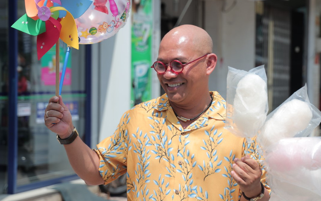 Phim Giải Phóng, Điền Quân nợ tổng tiền thuế hơn 79 tỉ đồng- Ảnh 5. Color Man làm người bán hàng rong, kêu gọi giúp đỡ những mảnh đời khó khăn