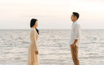 Cô dâu chú rể chụp ảnh cưới trong chợ, lựa cá, mua rau- Ảnh 3. Bộ ảnh cưới phong cách ‘Hạ cánh nơi anh’ gây bão mạng