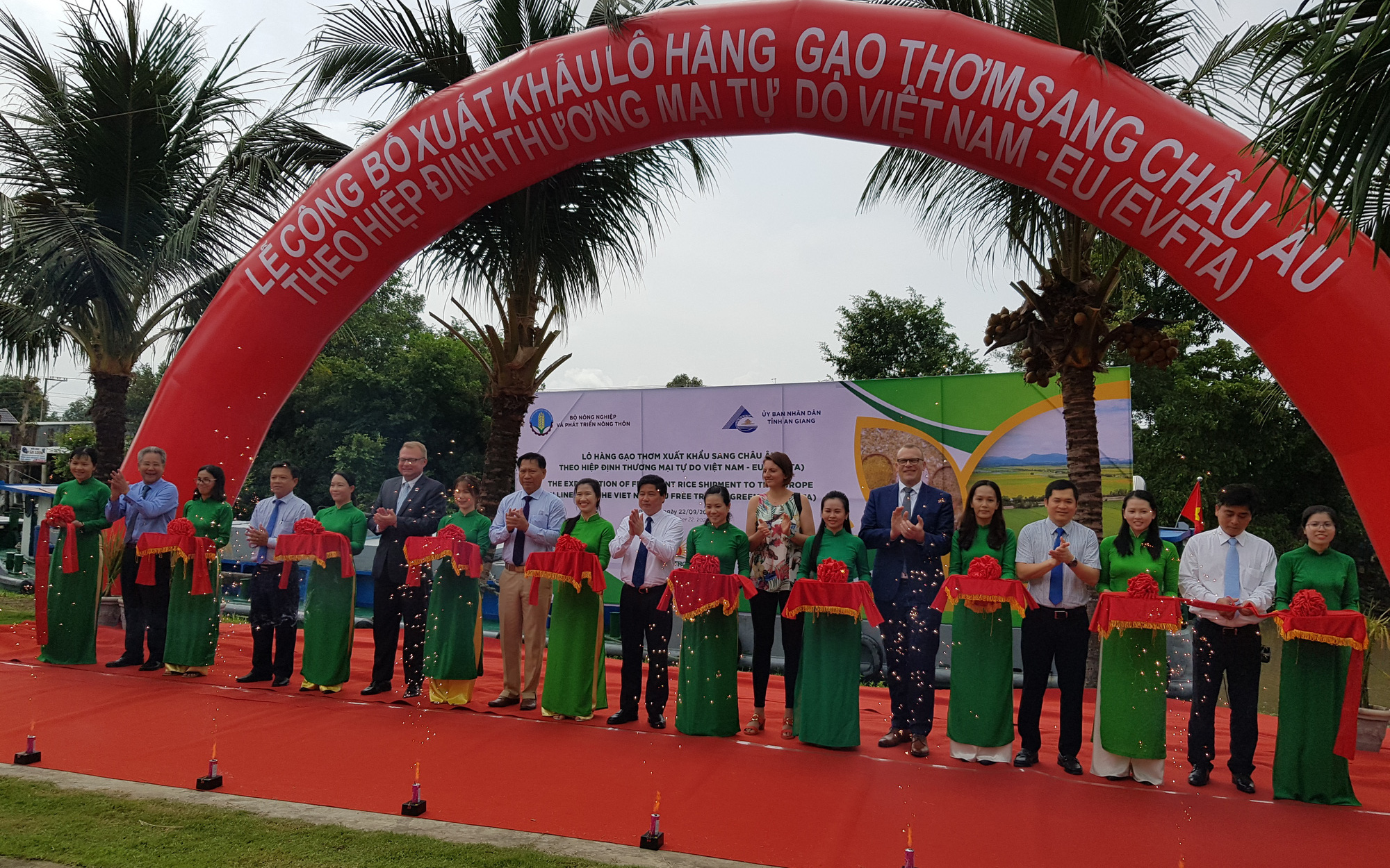 Gạo ST25, ST24 được hưởng ưu đãi thuế xuất khẩu sang EU là không chính xác- Ảnh 2. Xuất khẩu lô gạo thơm đầu tiên sang Châu Âu theo Hiệp định EVFTA