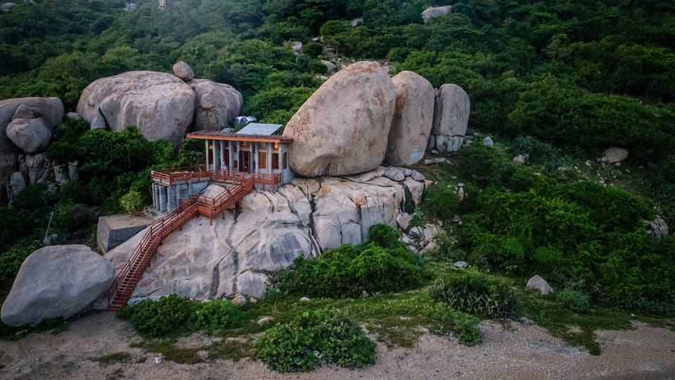 Ngắm ngôi nhà Anh hùng xây trên vách đá Ninh Thuận - Ảnh 2.