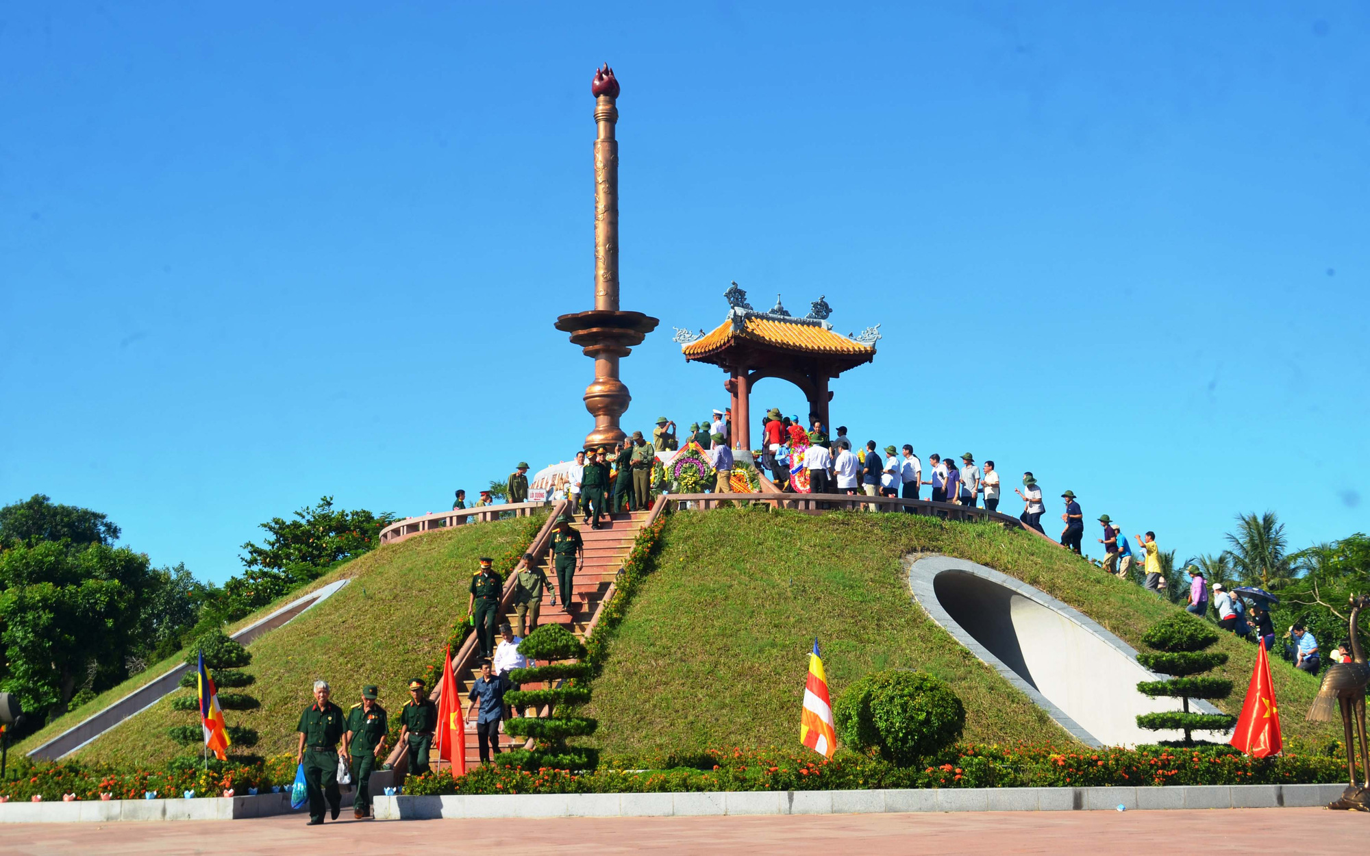 Thiếu tiền, đèn trang trí 60 tỉ cầu Hiền Lương, Thành cổ Quảng Trị giảm dần giờ chiếu sáng- Ảnh 3. Phía sau những kỳ thư đặc biệt - Kỳ 2: Độc bản kỳ thư Thành cổ Quảng Trị