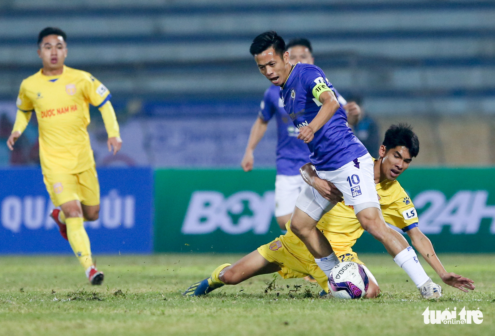 Hà Nội FC thua đau ở Nam Định vì mặt sân bị tưới nước ướt đẫm? - Ảnh 1.
