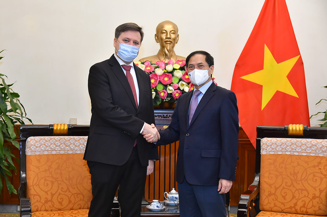 Bộ trưởng Bộ Ngoại giao Bùi Thanh Sơn tiếp Đại sứ Cộng hòa Ba Lan tại Việt Nam - Ảnh 1. Bộ trưởng Bộ Ngoại giao Bùi Thanh Sơn tiếp Đại sứ Cộng hòa Ba Lan tại Việt Nam - Ảnh 1.