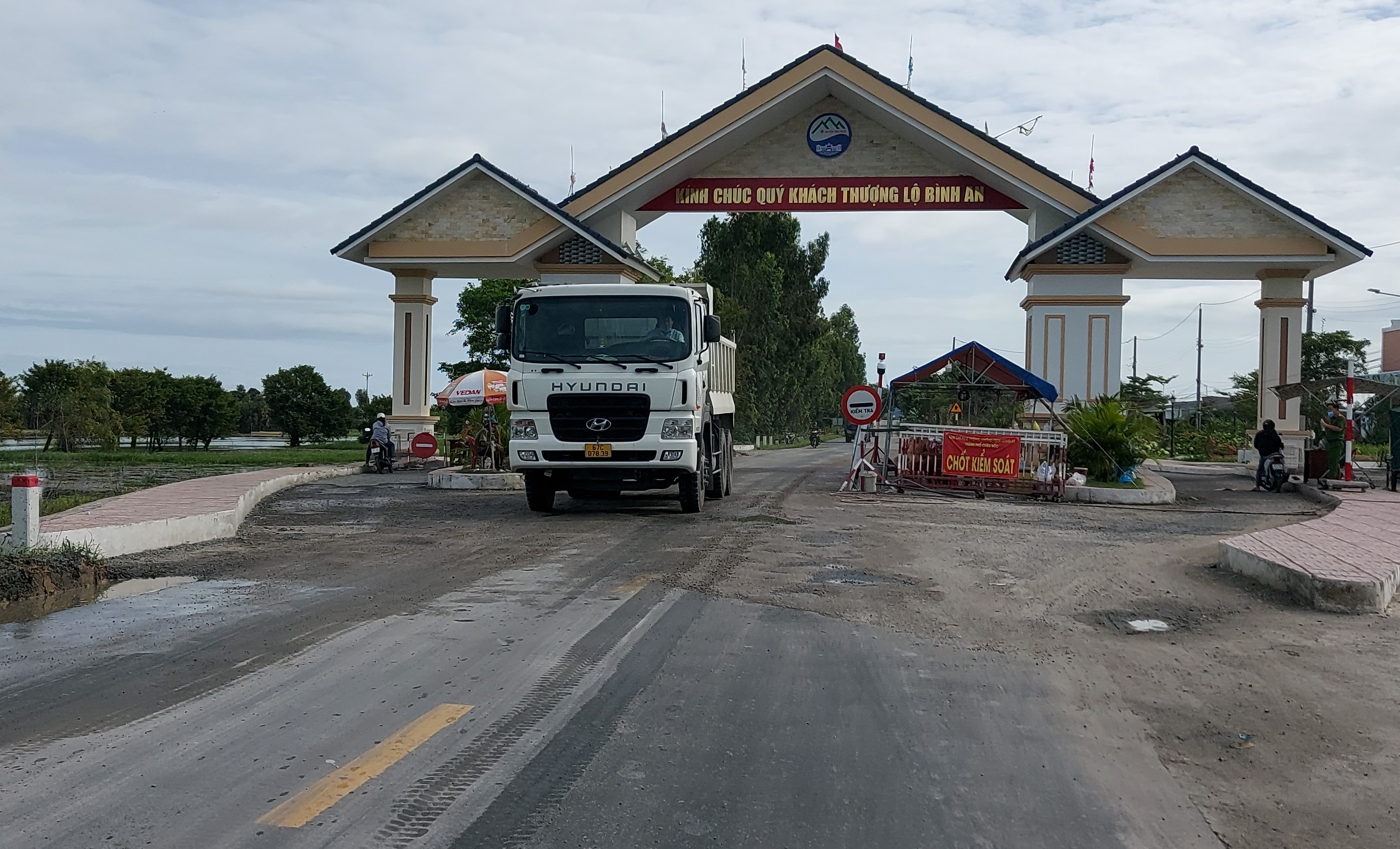 Miền Tây vẫn duy trì nhiều chốt kiểm tra, chưa áp dụng nghị quyết 128 - Ảnh 1. Miền Tây vẫn duy trì nhiều chốt kiểm tra, chưa áp dụng nghị quyết 128 - Ảnh 1.
