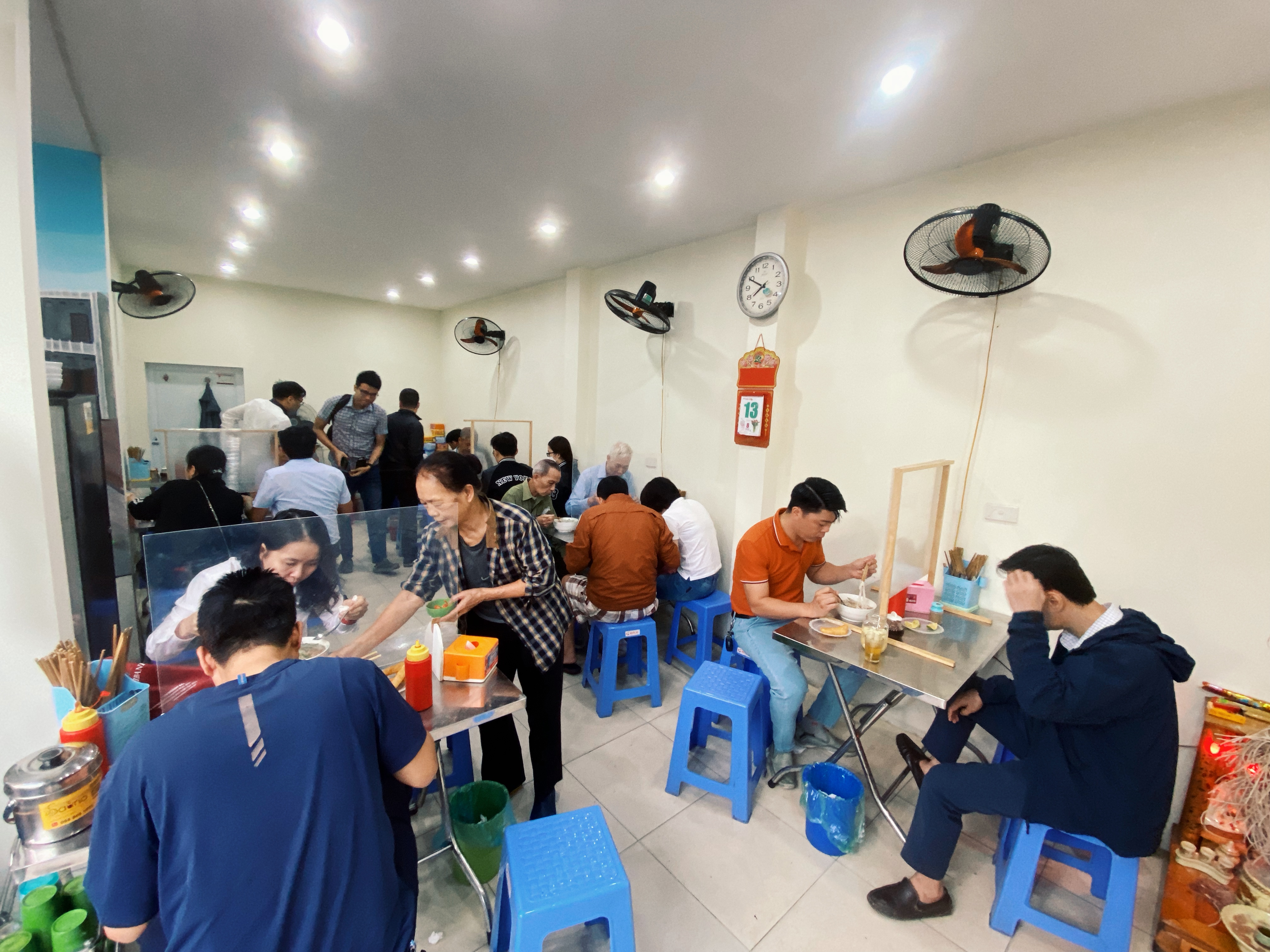 Hà Nội chỉ còn 4 quận vùng cam, còn lại là vùng vàng - Ảnh 1. Hà Nội chỉ còn 4 quận vùng cam, còn lại là vùng vàng - Ảnh 1.