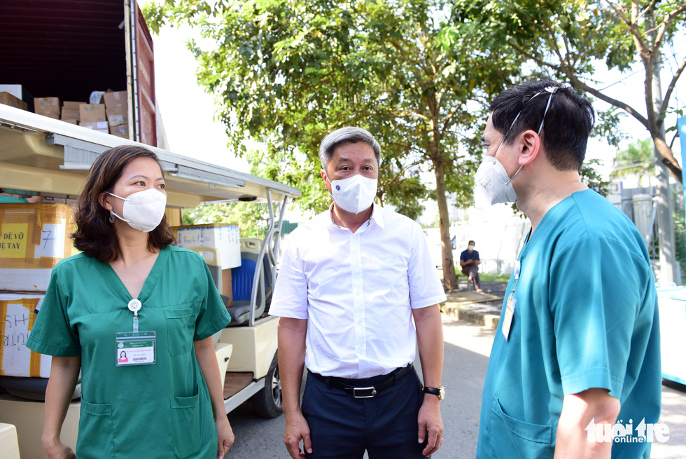 Trò chuyện trực tuyến với Thứ trưởng Nguyễn Trường Sơn và 2 giám đốc bệnh viện tại TP.HCM - Ảnh 1. Trò chuyện trực tuyến với Thứ trưởng Nguyễn Trường Sơn và 2 giám đốc bệnh viện tại TP.HCM - Ảnh 1.