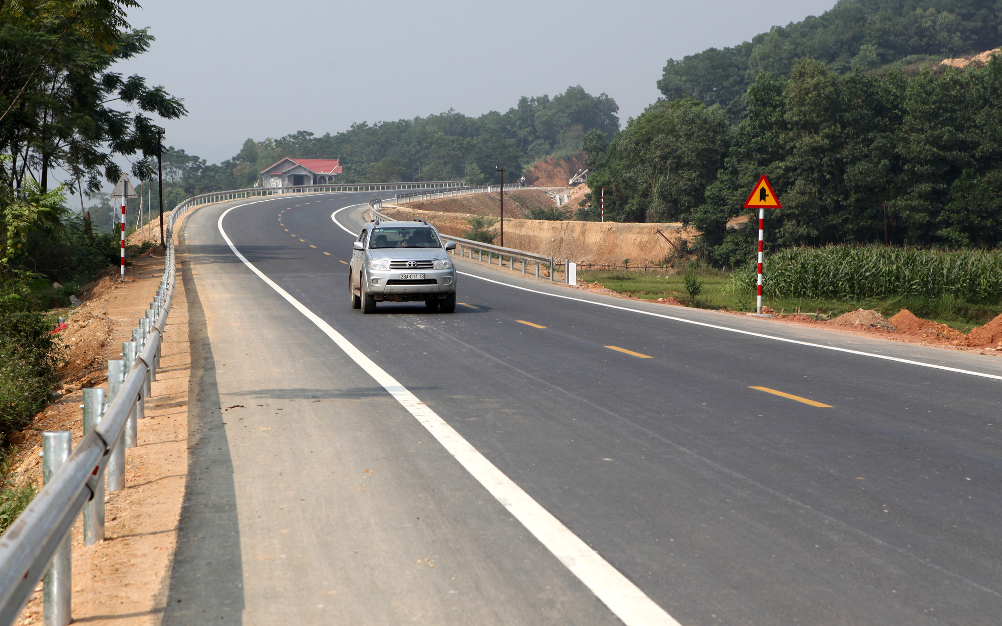 Gần 10.000 tỉ đồng làm 34km đường cao tốc Hòa Bình - Mộc Châu- Ảnh 2. Mở rộng đường BOT Hòa Lạc - Hòa Bình: Tỉnh muốn, bộ băn khoăn