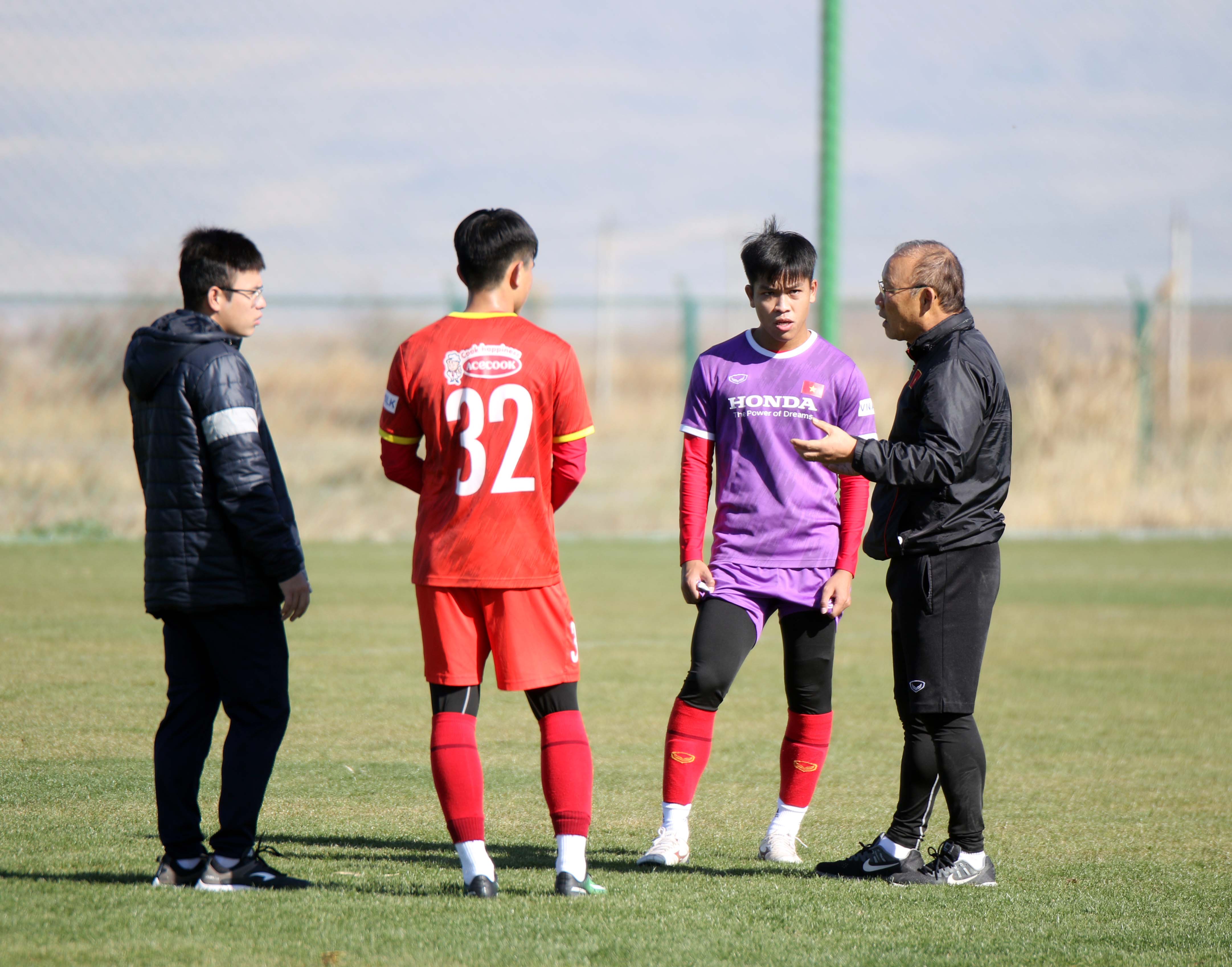 U23 Việt Nam thi đấu tìm đội hình chính: ông Park khá hài lòng - Ảnh 1.