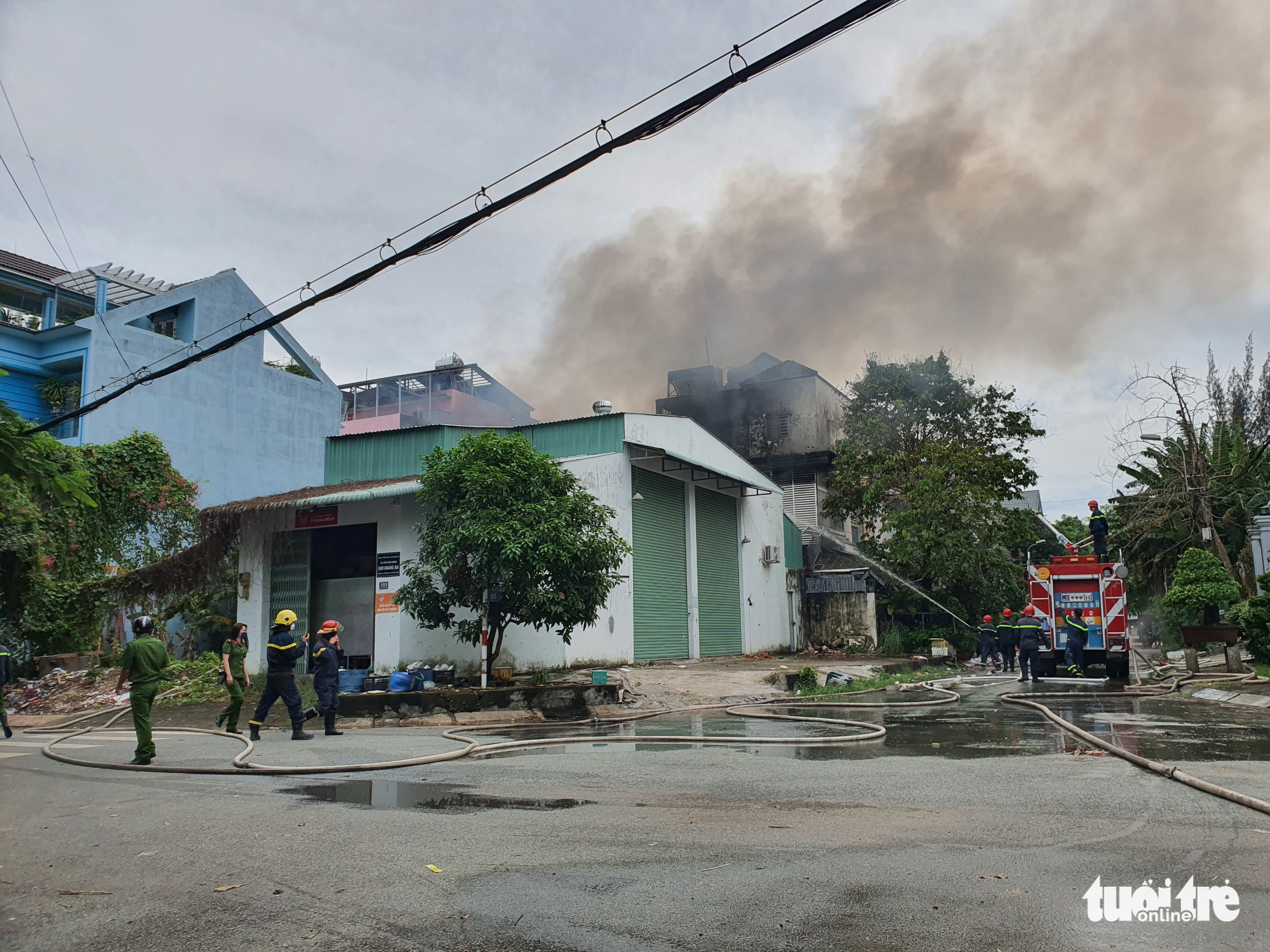 Cháy lớn kho chứa đồ tổ chức tiệc cưới lan sang nhiều nhà khác - Ảnh 4. Cháy lớn kho chứa đồ tổ chức tiệc cưới lan sang nhiều nhà khác - Ảnh 4.