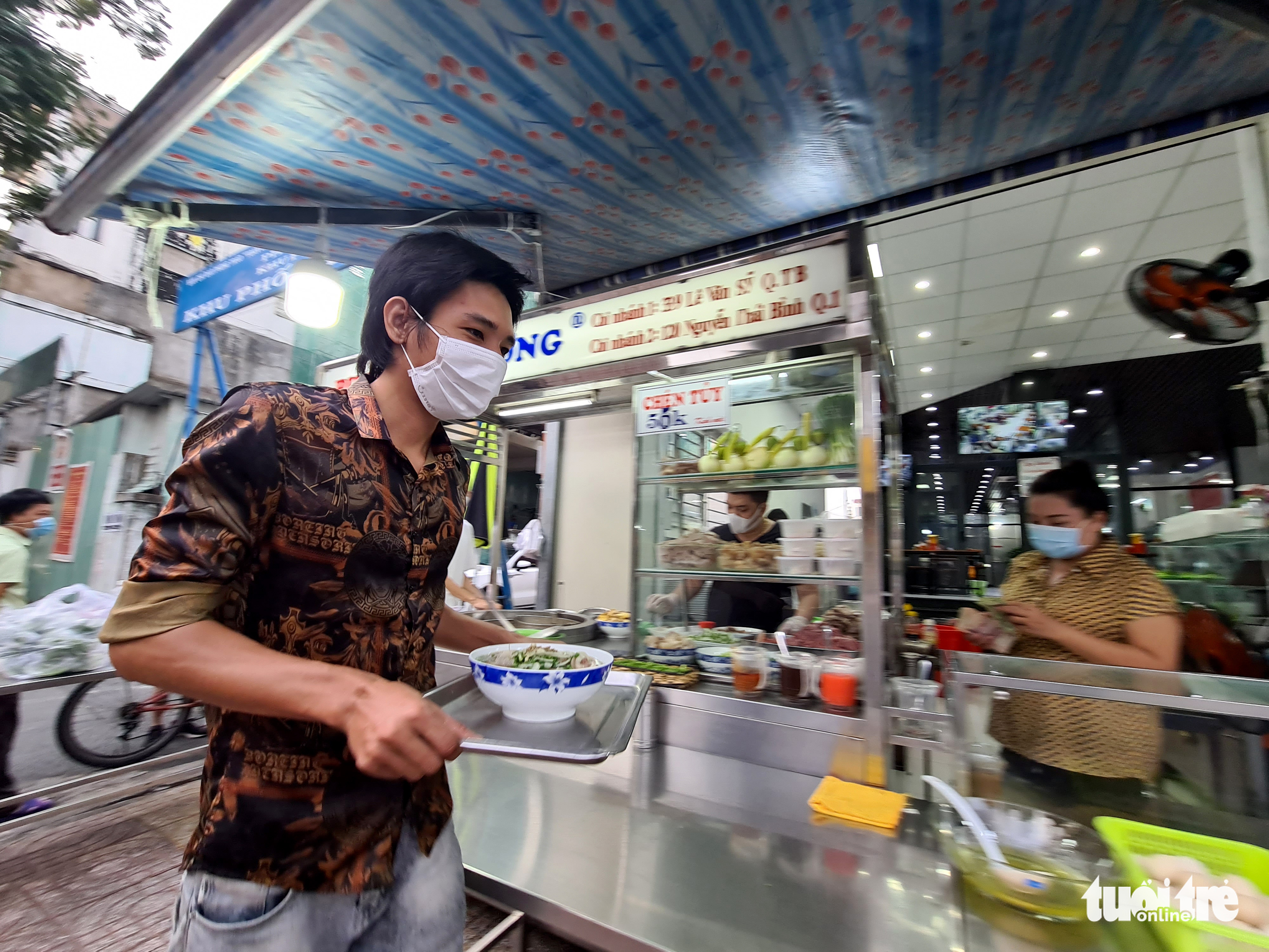 Ngày đầu tiên bán tại chỗ, dân Sài Gòn dậy sớm để ăn cơm tấm, phở nóng - Ảnh 2.