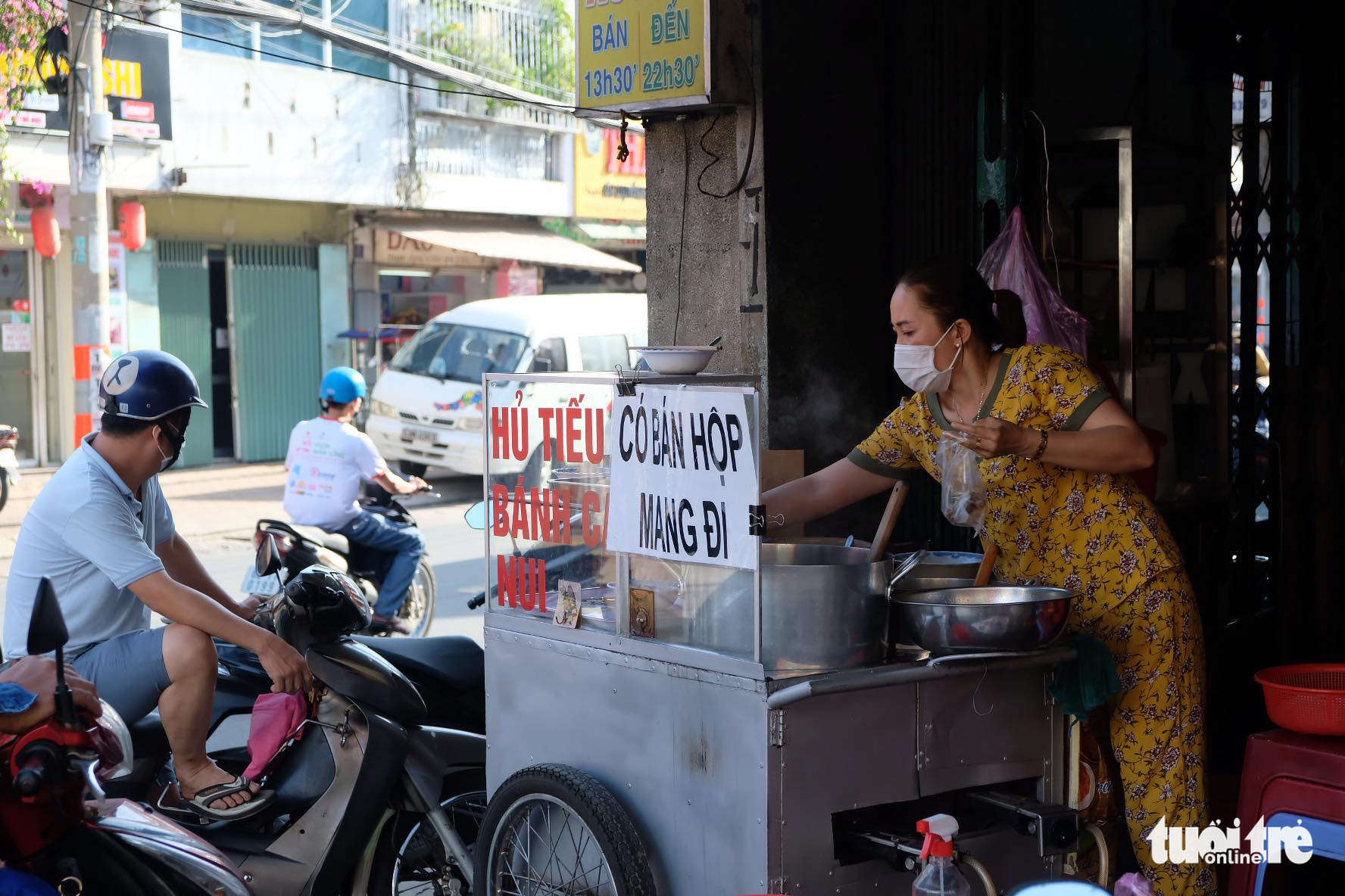 Ngày đầu tiên bán tại chỗ, dân Sài Gòn dậy sớm để ăn cơm tấm, phở nóng - Ảnh 10.