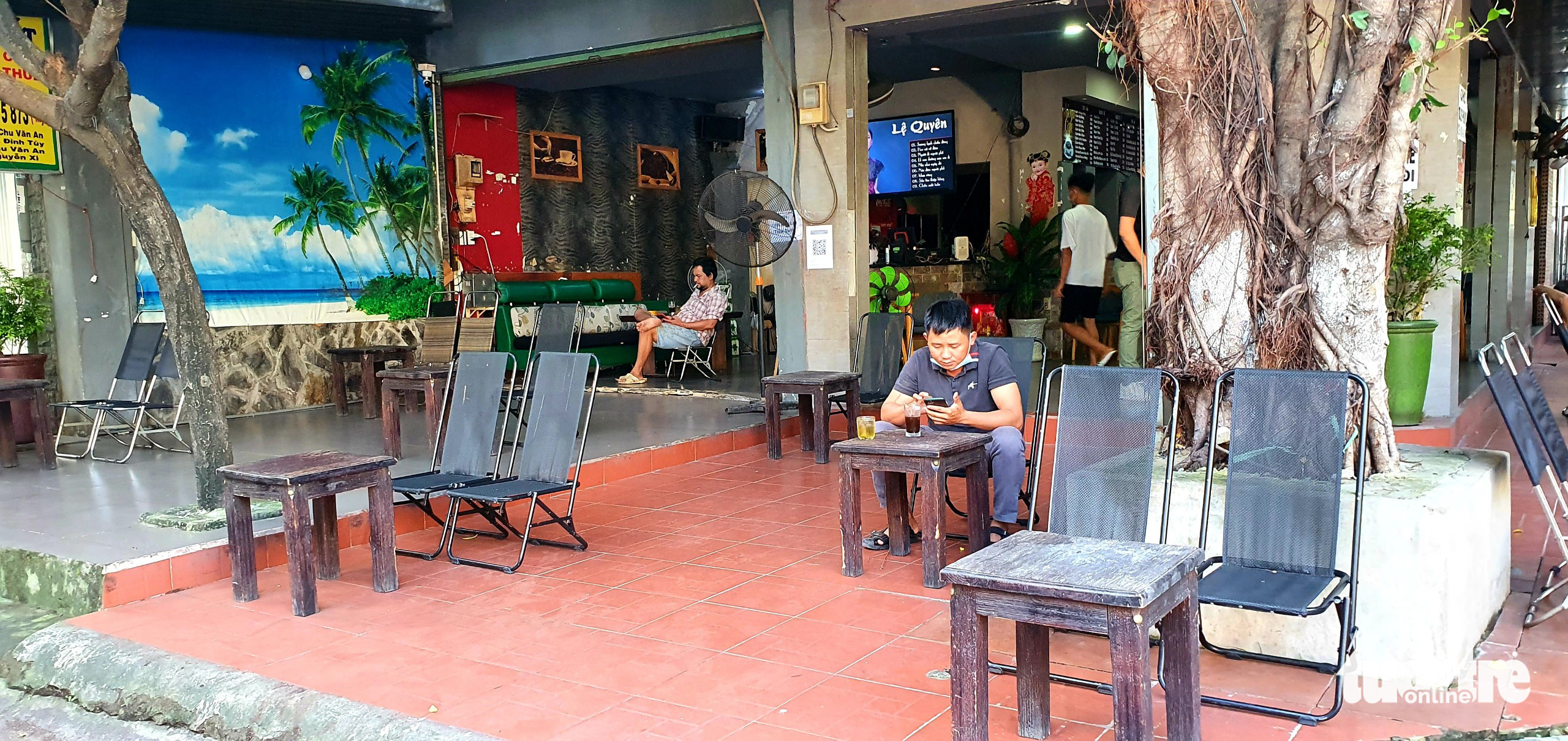Ngày đầu tiên bán tại chỗ, dân Sài Gòn dậy sớm để ăn cơm tấm, phở nóng - Ảnh 11.