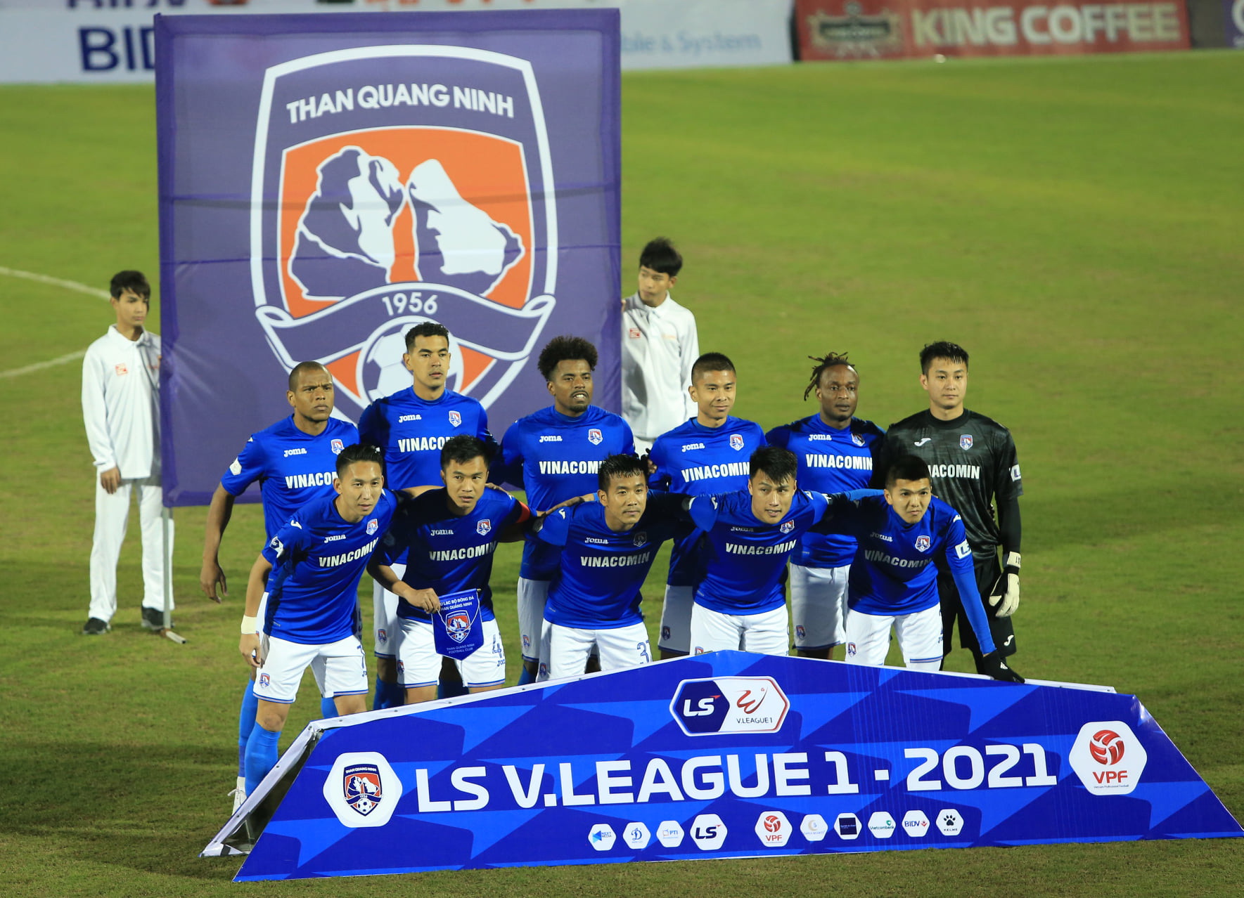 CLB Than Quảng Ninh rời V-League: Thất bại của bóng đá chuyên nghiệp - Ảnh 1.