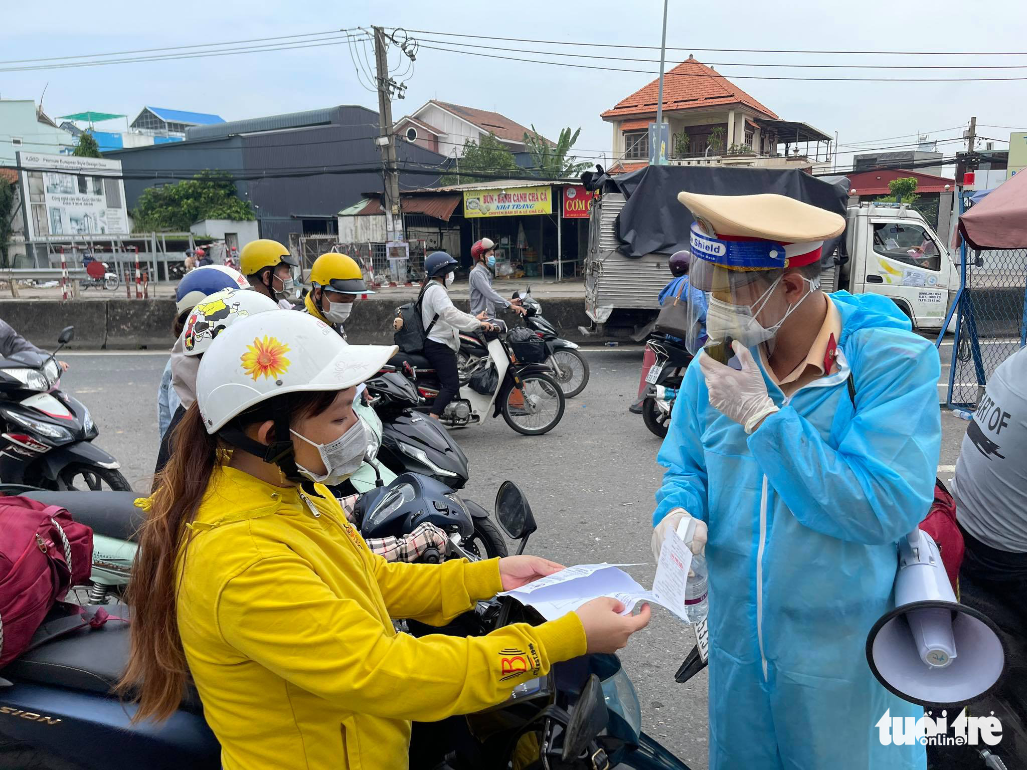 Đi lại giữa TP.HCM và 4 tỉnh: Đồng Nai chưa cho người lao động đi làm bằng xe cá nhân - Ảnh 1.