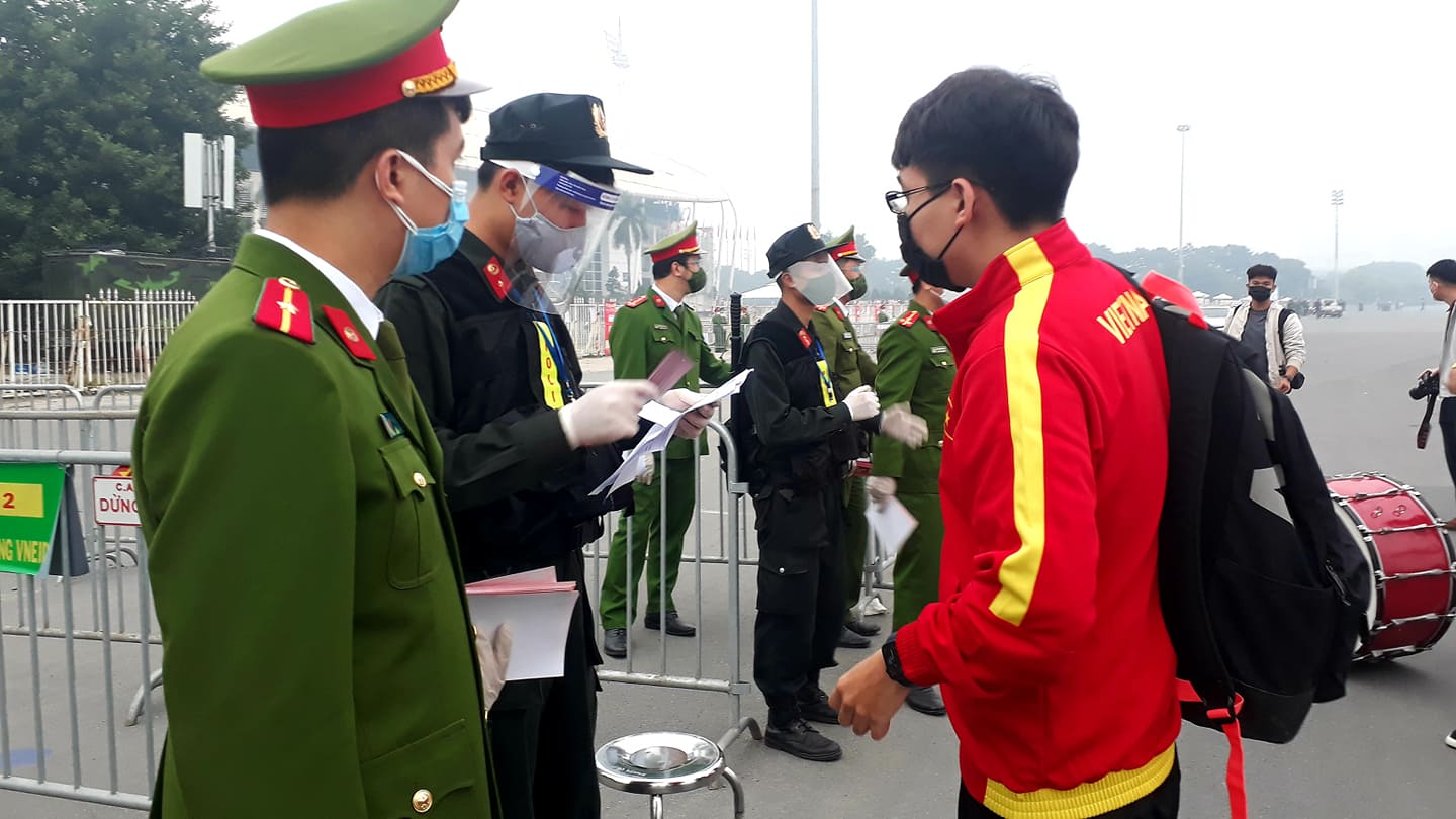 Người hâm mộ đổ về sân Mỹ Đình cổ vũ đội tuyển Việt Nam đấu Saudi Arabia - Ảnh 5.