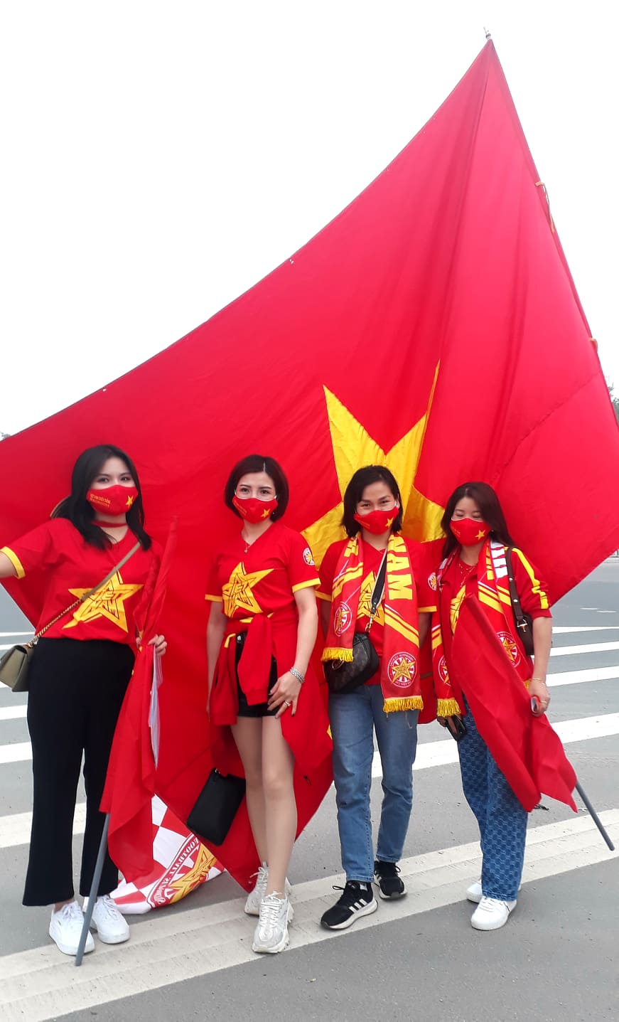 Người hâm mộ đổ về sân Mỹ Đình cổ vũ đội tuyển Việt Nam đấu Saudi Arabia - Ảnh 3.