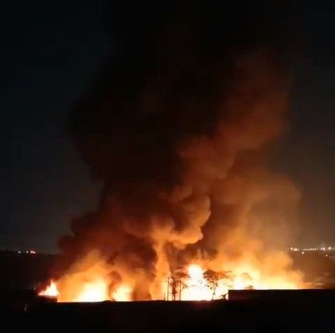 Nhà xưởng ở quận 12 cháy lớn, khói lửa cuồn cuộn sáng một góc trời đêm - Ảnh 2.