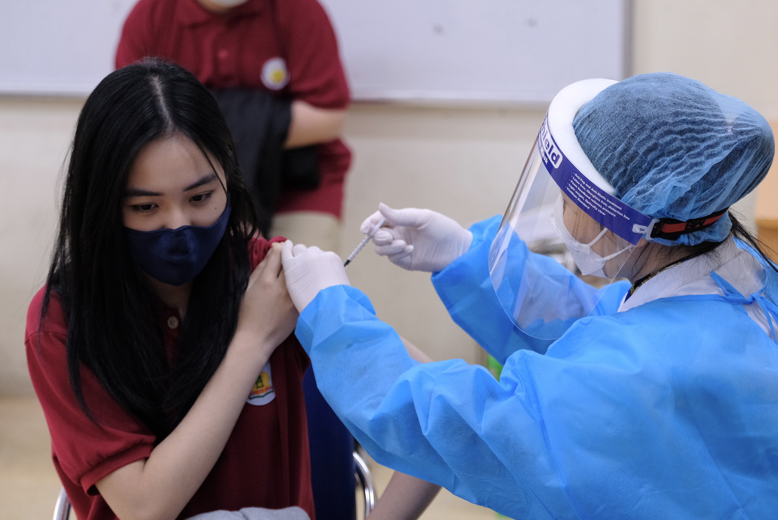 Hà Nội tiêm ngừa COVID-19 cho học sinh lớp 9 từ 27-11 - Ảnh 1. Hà Nội tiêm ngừa COVID-19 cho học sinh lớp 9 từ 27-11 - Ảnh 1.