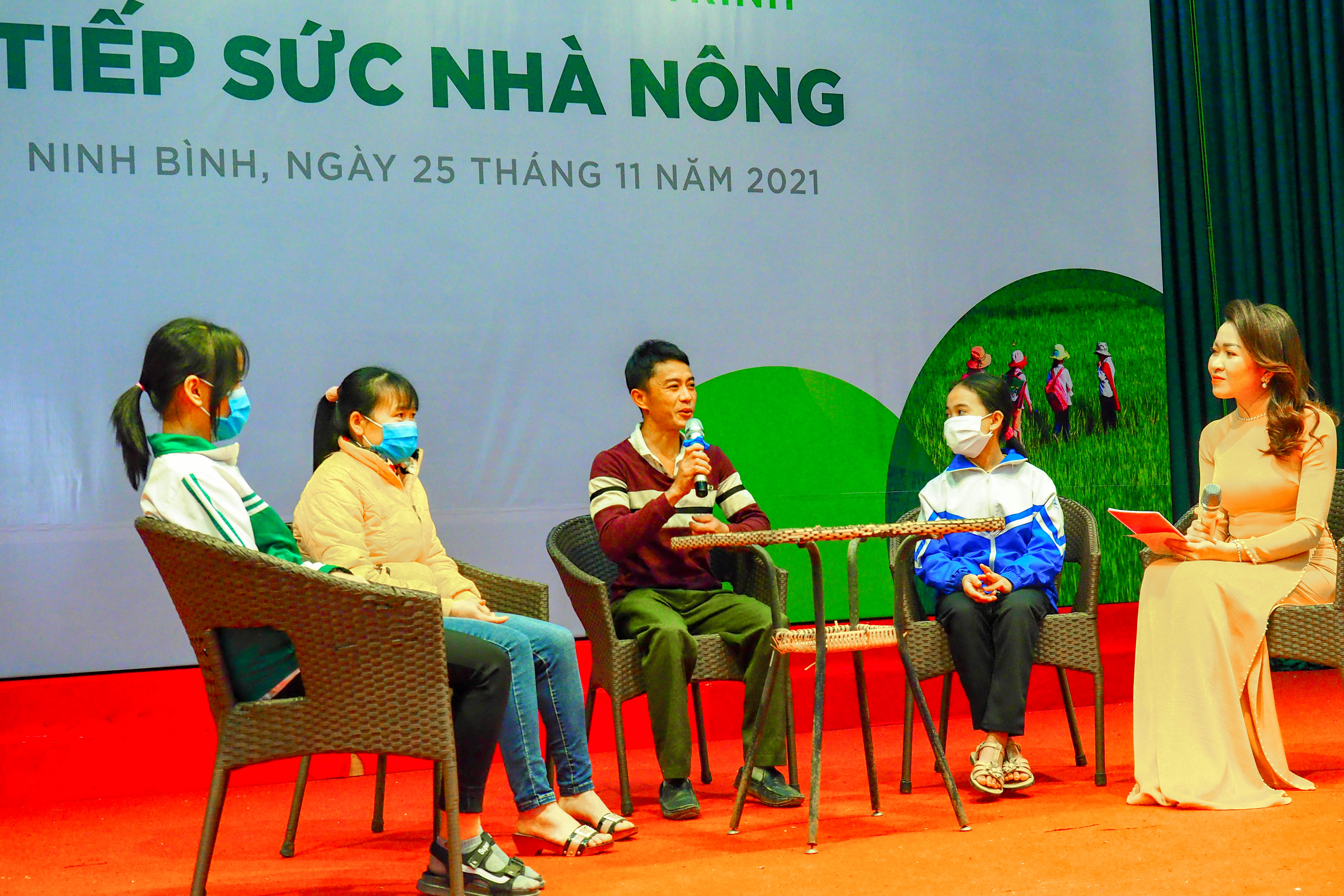 Nông dân nghèo xúc động lần đầu tiên được hỗ trợ vốn - Ảnh 2.