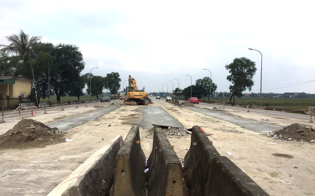 Dự án kết thúc 6 năm, cầu nối hai tỉnh trên quốc lộ 14 vẫn bỏ hoang- Ảnh 3. Tháo dỡ xong trạm thu phí Cầu Rác bỏ hoang trên quốc lộ 1