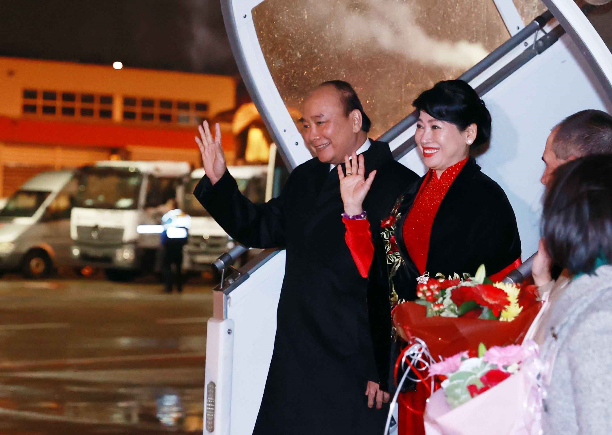 Chủ tịch nước Nguyễn Xuân Phúc đến Geneva, bắt đầu chuyến thăm Thụy Sĩ - Ảnh 1.