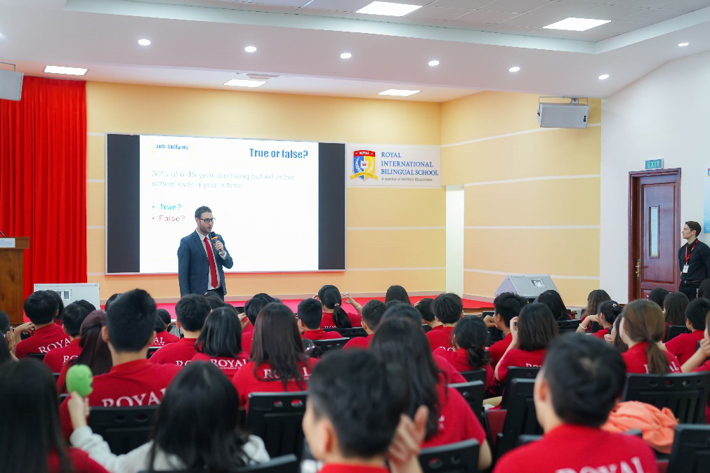 Chính thức phát động cuộc thi hùng biện tiếng Anh ‘Royal Speaking Contest’ - Ảnh 5.