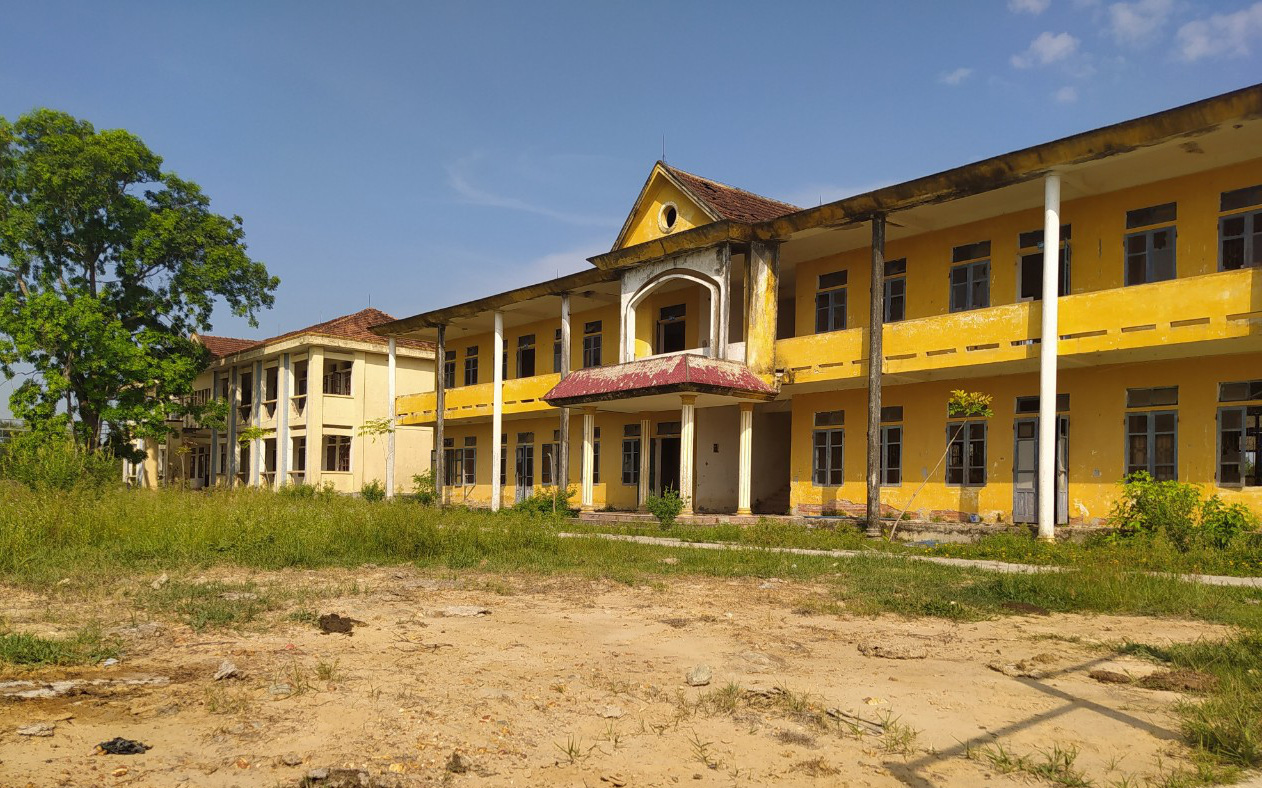 Đối thoại với người dân sau khi phụ huynh phản đối sáp nhập trường- Ảnh 3. Nhếch nhác tại các ngôi trường bỏ hoang sau sáp nhập