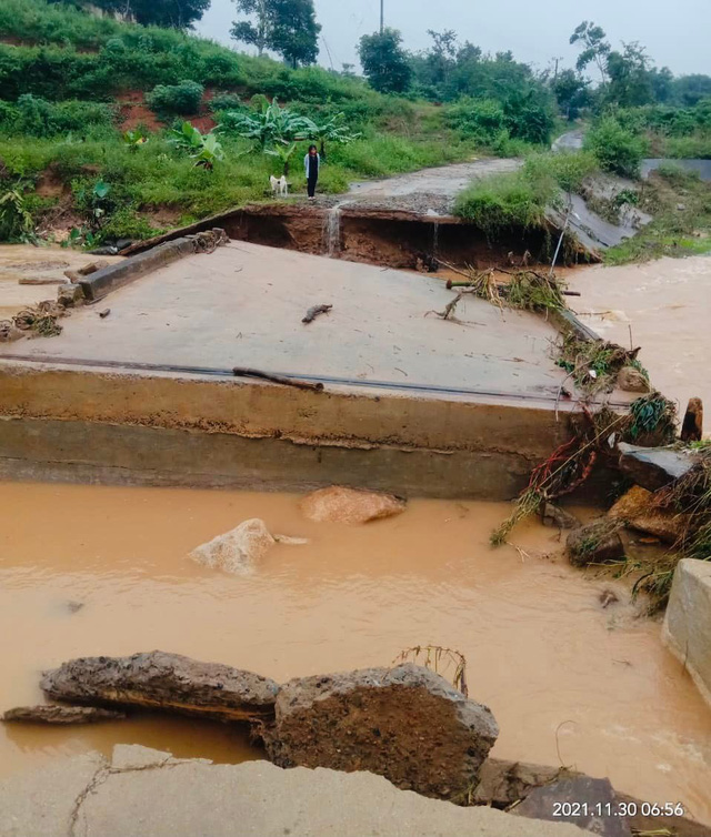 13 người chết và mất tích tại Phú Yên, Bình Định; đường sá thiệt hại nặng nề do mưa lũ - Ảnh 1.