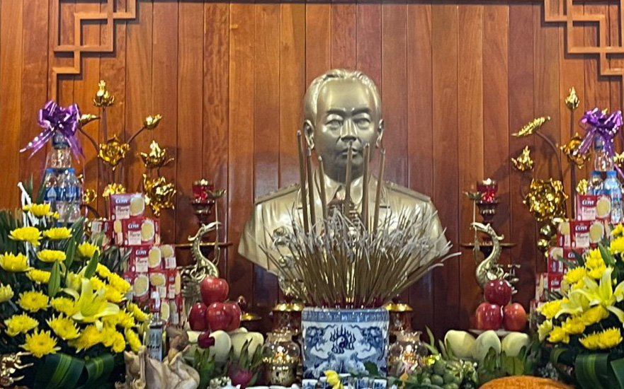 Giải mã huyền thoại Tạ Đình Đề - Kỳ 1: Một thời ngang dọc- Ảnh 4. An vị tượng thờ Đại tướng Võ Nguyên Giáp tại Sở chỉ huy chiến dịch Điện Biên Phủ